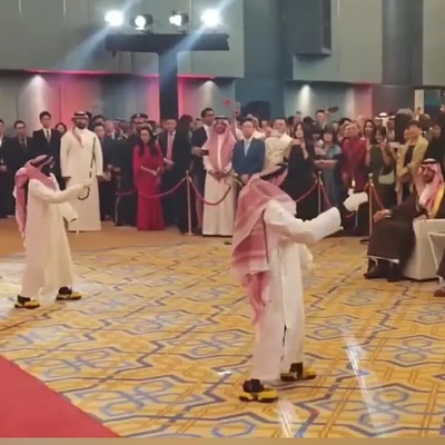 ببینید| یک سورپرایز تکنولوژیک: رقص عربی ربات‌های چینی با چفیه و دشداشه در مقابل شهردار عربستان!