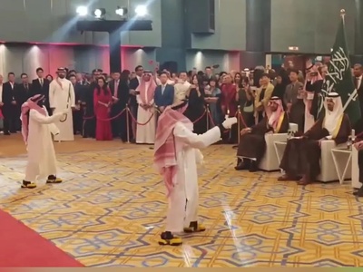 ببینید| یک سورپرایز تکنولوژیک: رقص عربی ربات‌های چینی با چفیه و دشداشه در مقابل شهردار عربستان!