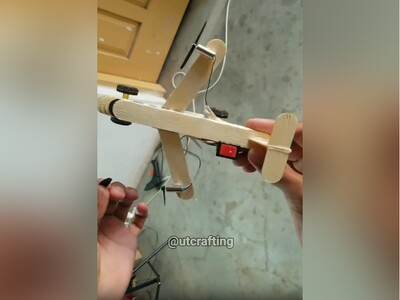 ویدیو/ خلاقیت در طراحی و ساخت هواپیما با چوب بستنی/ حرکت می‌کنه اما پرواز نه!