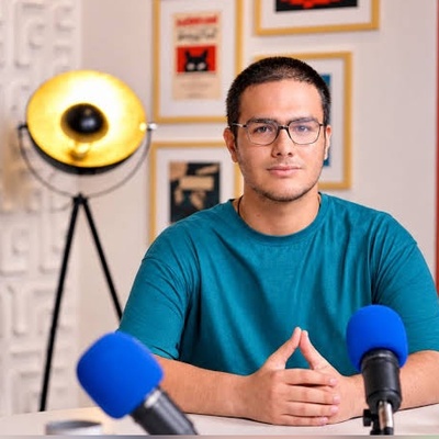 از میز مطالعه تا کف خیابان؛ عکسی از رتبه یک کنکور امسال که باید صد بار دید!