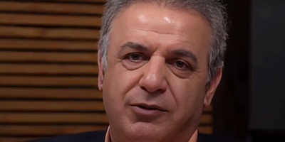 (ویدئو) روایت شنیدنی رشید کاکاوند از حکایت «طوطی و زاغ» حافظ؛ شعری درباره عزت نفس و ارزش واقعی انسان