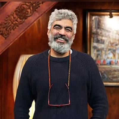 عکس/ نگاهی به کتاب‌های مورد علاقه‌ی مجری برنامه‌ی «کتاب‌باز» و کارگردان "صبحانه با زرافه‌ها"؛ سروش صحت