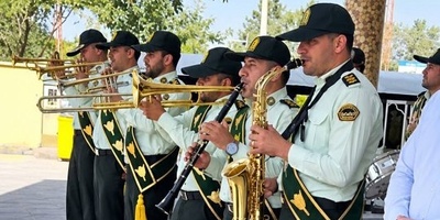 غافلگیری شاد پلیس در حیاط مدرسه؛ سنگ تمام نیروی انتظامی با اجرای قطعه نوستالژیک گروه آریان در مدرسه دخترانه!