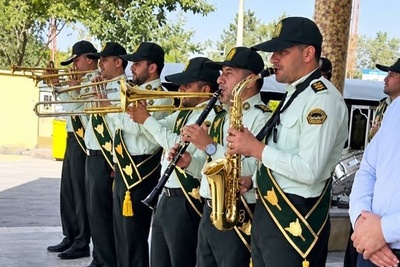غافلگیری شاد پلیس در حیاط مدرسه؛ سنگ تمام نیروی انتظامی با اجرای قطعه نوستالژیک گروه آریان در مدرسه دخترانه!