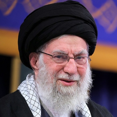 (ویدئو) وقتی شاعر جوان در بیت رهبری غوغا کرد: رضاخان نه، رضاجان!