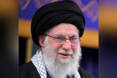 (ویدئو) وقتی شاعر جوان در بیت رهبری غوغا کرد: رضاخان نه، رضاجان!