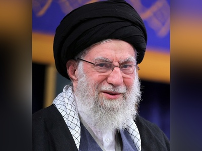 (ویدئو) وقتی شاعر جوان در بیت رهبری غوغا کرد: رضاخان نه، رضاجان!