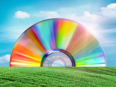 استفاده عالی و خلاقانه از سی‌‌دی‌های دور‌ریختنی برای ساخت ماشینی منحصربه‌فرد/ ماشینی که با انرژی خورشید کار می‌کند+ ویدئو