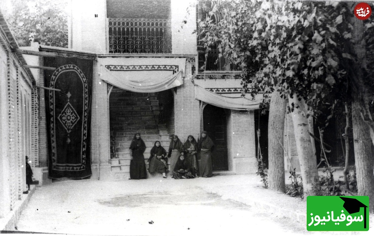 پله مرمر و گروهی از زن‌ها از نمای دورتر