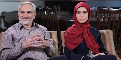 (ویدئو) سکانس تاریخی سریال لیسانسه‌ها؛ وقتی شناسنامه دانشجو باعث شد نظریه روانشناسی رنگ بیژن بنفشه‌خواه دود بشه بره هوا/ حرکت آخرش عالی بود👀😂
