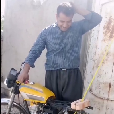 زنگ خلاقیت: ابتکار تحسین برانگیز اوستا بنای اردبیلی در حمل آجر با موتور گاز حماسه نیست؟ پس چیه؟/ اینم یه نمونه دیگه از تکنولوژی وطنی