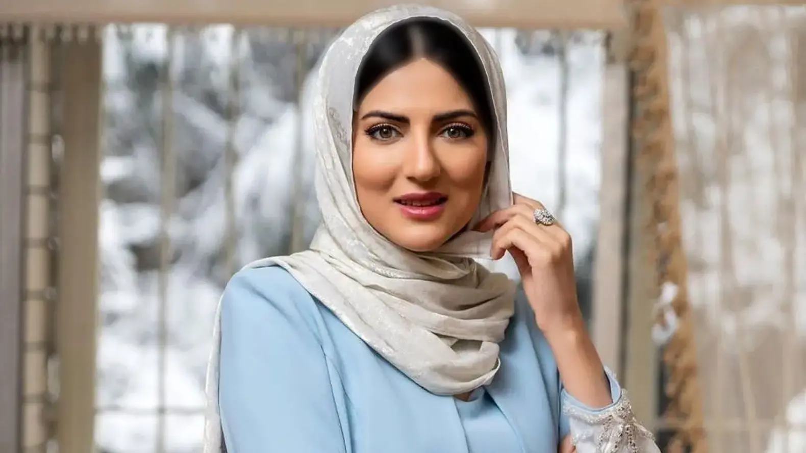 سبک دکوراسیون عروسپسند آپارتمان هلیا امامی؛ از پردههای پانچی سبزرنگ و ناهارخوری کلاسیک تا دیزاین ورودی خانه با مبلمانی اروپایی و 2 رنگ +ویدیو/ پذیرایی چقدر نورگیره👌