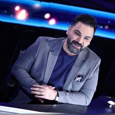احسان علیخانی: توی هواپیما نشسته بودم که خلبان منو صدا کرد و گفت بیا بشین اینجا؛ بعدش گفت چرخهای هواپیما باز نمیشه و من خیلی ترسیده بودم؛ آخر سر گفت انتقام گریه همسرم... +ویدیو