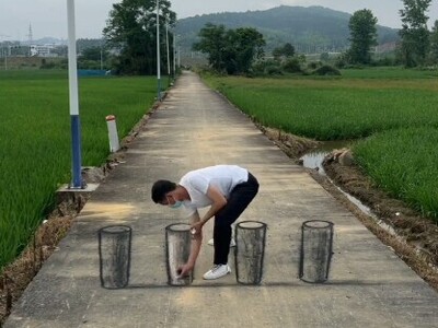 ویدیو/ نقاشی بی‌نظیر سه‌بعدی بر روی آسفالت/ چنان خطای دیدی خلق کرده که سگ فرار کرد