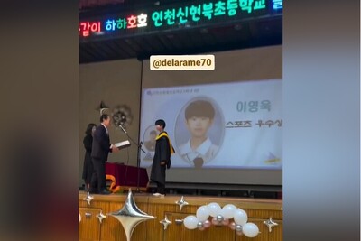 (ویدئو) حرکت غیرقابل باور یک دانش‌آموز هنگام دریافت لوح تقدیر در جشن پایان تحصیلی