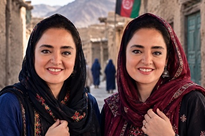 ببینید| دختر افغانستانی که کاربران را حیرت‌زده کرد؛ شباهتش به نرگس محمدی جنجالی شد