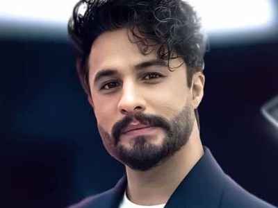 مصطفی راغب برای ماکان نصیری، شهید مفقود الاثر میناب نوشت: تو را نه خاک، که آسمان در آغوش گرفت