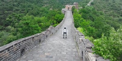 ویدیو/ اولین ربات انسان‌نمایی که دیوار چین را فتح کرد