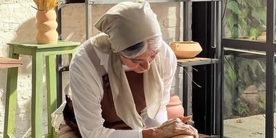 رنگ و بوی اصالت؛ نگاهی به کارگاه سفالگری رویا جاویدنیا باکلاس ترین 60 سالهِ سینمای ایران/ دستانی که عشق می آفرینند+فیلم