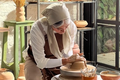 رنگ و بوی اصالت؛ نگاهی به کارگاه سفالگری رویا جاویدنیا باکلاس ترین 60 سالهِ سینمای ایران/ دستانی که عشق می آفرینند+فیلم