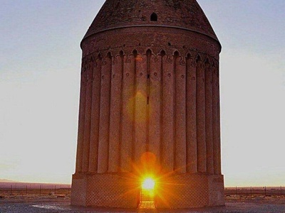 (ویدئو) نگاهی به برج رادکان؛ نشانه برجسته علم نجوم و معماری ایران باستان در دل خراسان