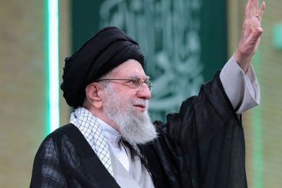 باخدیم سنه آی چیخدی... / رباعی ترکی عاشقانه‌ای در محضر رهبر شهید انقلاب، شعری که بعد از 18 سال هنوز به یاد داشت