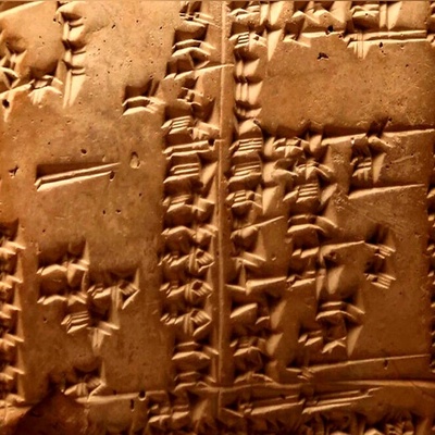 تصویر| وقتی یک اشتباه کوچک، تاریخ ریاضی را تغییر داد! سوتی جالب دانش‌آموز بابلی روی لوحی 4 هزارساله