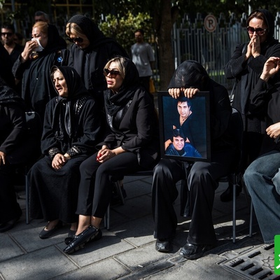 مادر امید جهان هنوز در سوگ پسرش می‌سوزد؛ اشک‌های تلخ کنار سنگ قبر و موسیقی شادی که حال‌وهوای مراسم را عوض کرد