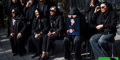 مادر امید جهان هنوز در سوگ پسرش می‌سوزد؛ اشک‌های تلخ کنار سنگ قبر و موسیقی شادی که حال‌وهوای مراسم را عوض کرد