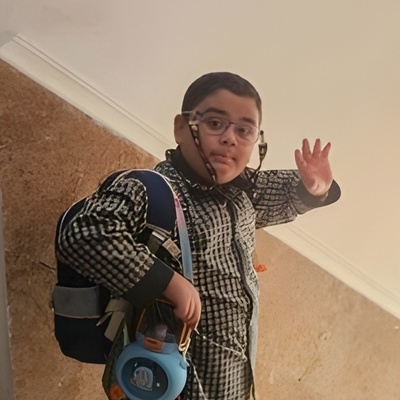 (عکس) تصویری از دل سوخته مدرسه شجره طیبه میناب؛ پدربزرگِ شهید «میکائیل میردورقی» در آغوش نوه‌اش خوابید