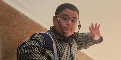 (عکس) تصویری از دل سوخته مدرسه شجره طیبه میناب؛ پدربزرگِ شهید «میکائیل میردورقی» در آغوش نوه‌اش خوابید