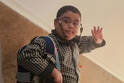 (عکس) تصویری از دل سوخته مدرسه شجره طیبه میناب؛ پدربزرگِ شهید «میکائیل میردورقی» در آغوش نوه‌اش خوابید