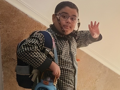 (عکس) تصویری از دل سوخته مدرسه شجره طیبه میناب؛ پدربزرگِ شهید «میکائیل میردورقی» در آغوش نوه‌اش خوابید