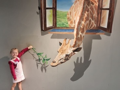 ویدیو| هرگز تصور نمیکردید یک نقاشی بتواند اینقدر زنده باشد/ این هنرمند با نقاشی سهبعدی خود شما را به دنیای دیگری میبرد!