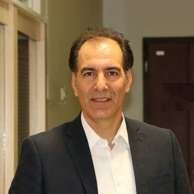 نگاهی به سلیقه همسر بهنام تشکر در چیدمان خانه مشترکشان؛ از شلوغ کردن فضای اطراف ناهاخوری با لوازم دکوری تا مبلمان قدیمی و استفاده از لوستر ژاپنی در ورودی خانه+ویدیو