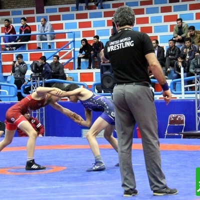 لحظه حمله مرگبار با قمه به داور بین‌المللی در سالن کشتی نهاوند / هشدار دیدن این ویدئو برای همه مناسب نمی باشد🚫