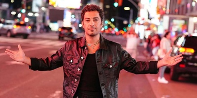 همه نگاه‌ها از استایل نوید محمدزاده به نوشته عجیب تی‌شرتش رفت! + عکس