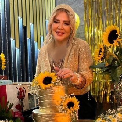فیلم/ نگاهی به جشن تولد 51 سالگی بهاره رهنما با کیک تولد 2 طبقه گل برجسته در رستورانی لوکس/بهاره رهنما: آذر ماهی تولدش برای بقیه مهم نباشه میکشتتون/ بعد نیم قرن سرحال و قبراق مگه داریم اصلا؟!