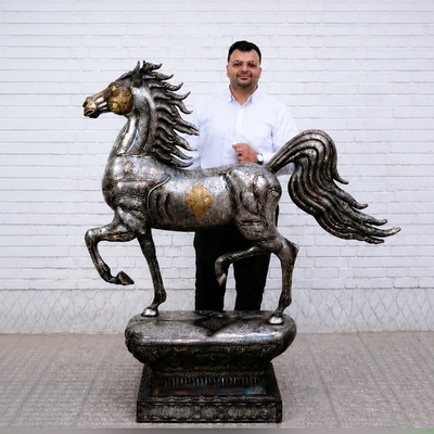 (ویدئو) شاهکار طلاکوبی دهه 50 که جهان را خیره کرد؛ نگاهی به اسب فولادین استاد یوسفی پس از 55 سال!