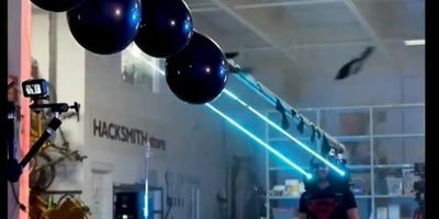 (ویدئو) این عینک لیزری می‌تواند هر چیزی را ذوب کند؛ اختراع عجیب یوتیوبر معروف!