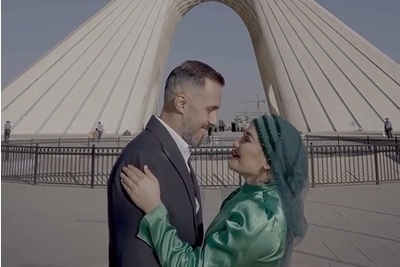 ابتکار منحصربفرد یک زوج در ضبط کلیپ فرمالیته عروسی‌شان در میدان آزادی؛ از لباس عروسی به شکل پرچم ایران تا نقشه ایران به جای دسته گل در دستان عروس+فیلم