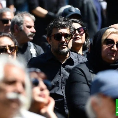 چاق سلامتی حامد کمیلی و حامد بهداد پیر پسر سینمای ایران در مراسم تشییع بهناز نازی +فیلم