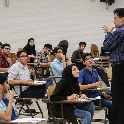 حماسه جدید جوان غیور ایرانی و دانشجوی نخبه مملکت؛ ورود فاتحانه به دانشگاه تهران شرق با پیژامه صورتی دخترونه که بساط روده‌بُر شدن و غش و ریسه رفتن کل اساتید رو تو یه چشم‌به‌هم‌زدن جور کرد!