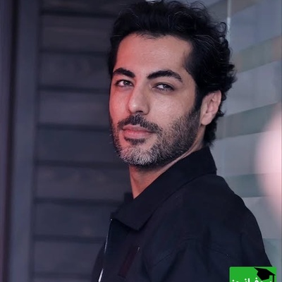 درخشش نوید پورفرج با استایل کژوال و مونوکروم در اکران مردمی سریال بامداد خمار / اه به من دختر خانم دل همه رو برد🤣