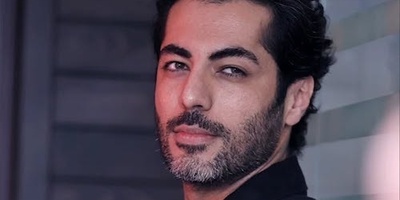 درخشش نوید پورفرج با استایل کژوال و مونوکروم در اکران مردمی سریال بامداد خمار / اه به من دختر خانم دل همه رو برد🤣