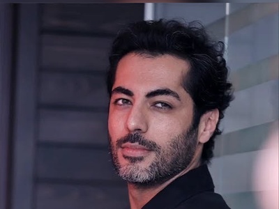 درخشش نوید پورفرج با استایل کژوال و مونوکروم در اکران مردمی سریال بامداد خمار / اه به من دختر خانم دل همه رو برد🤣