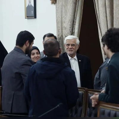 (ویدئو) گفتگوی بی‌واسطه دانشجویان با معاون اول رئیس‌جمهور؛ از نقد تند تیم اقتصادی تا مطالبه آزادی دانشجویان