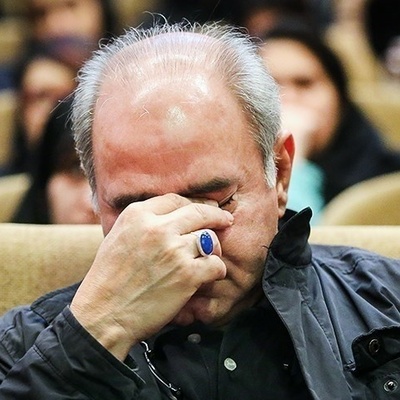 گشتی در خانه ابدی دانش آموزان شجره طیبه در شب های بارانی میناب با پرویز پرستویی/داغ کودکان معصوم میناب هیچوقت کهنه نخواهد شد+فیلم