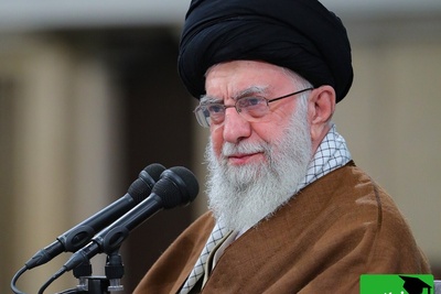 شعر و عشق به وطن؛ اجرای خاطره‌انگیز در حضور رهبر شهید انقلاب / بسوز ای سعی باطل! پرچم ایران نمی‌سوزد...