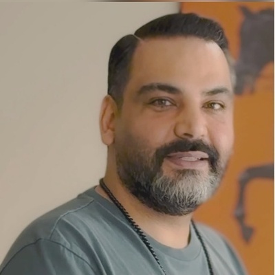 تغییر چهره عجیب احسان علیخانی با تغییر در مدل موهایش؛ تحول در قیافه مجری سابق صدا و سیما با مدل مویی که اصلا بهش نمیاد! +ویدیو